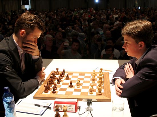 Der 14-jährige Vincent Keymer (r) spielt beim Schachturnier "Grenke Open" gegen Weltmeister Magnus Carlsen und gibt sich erst nach dem 81. Zug nach 6:45 Stunden geschlagen.