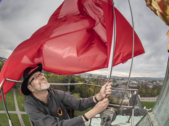 Kurator Oliver Saenger vom Badischen Landesmuseum hisst eine Rote Fahne, mit der an die November-Revolution 1918 erinnert werden sollte. An dieser Fahne hatte sich ein kurioser Fahnenstreit zwischen Karlsruhe und Stuttgart entzündet. Ein Jahr danach darf das Badische Landesmuseum demnächst offiziell Flagge zeigen. (zu dpa: «Museum im Karlsruher Schloss darf bald offiziell Baden-Flagge zeigen») +++ dpa-Bildfunk +++