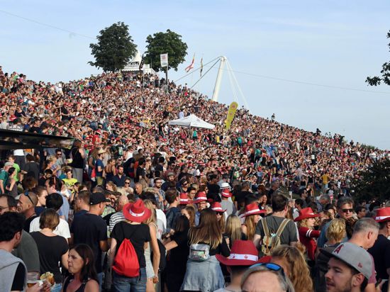Besucher des Open-Air-Festivals «Das Fest» stehen auf dem Festivalgelände in der Günther-Klotz-Anlage. 