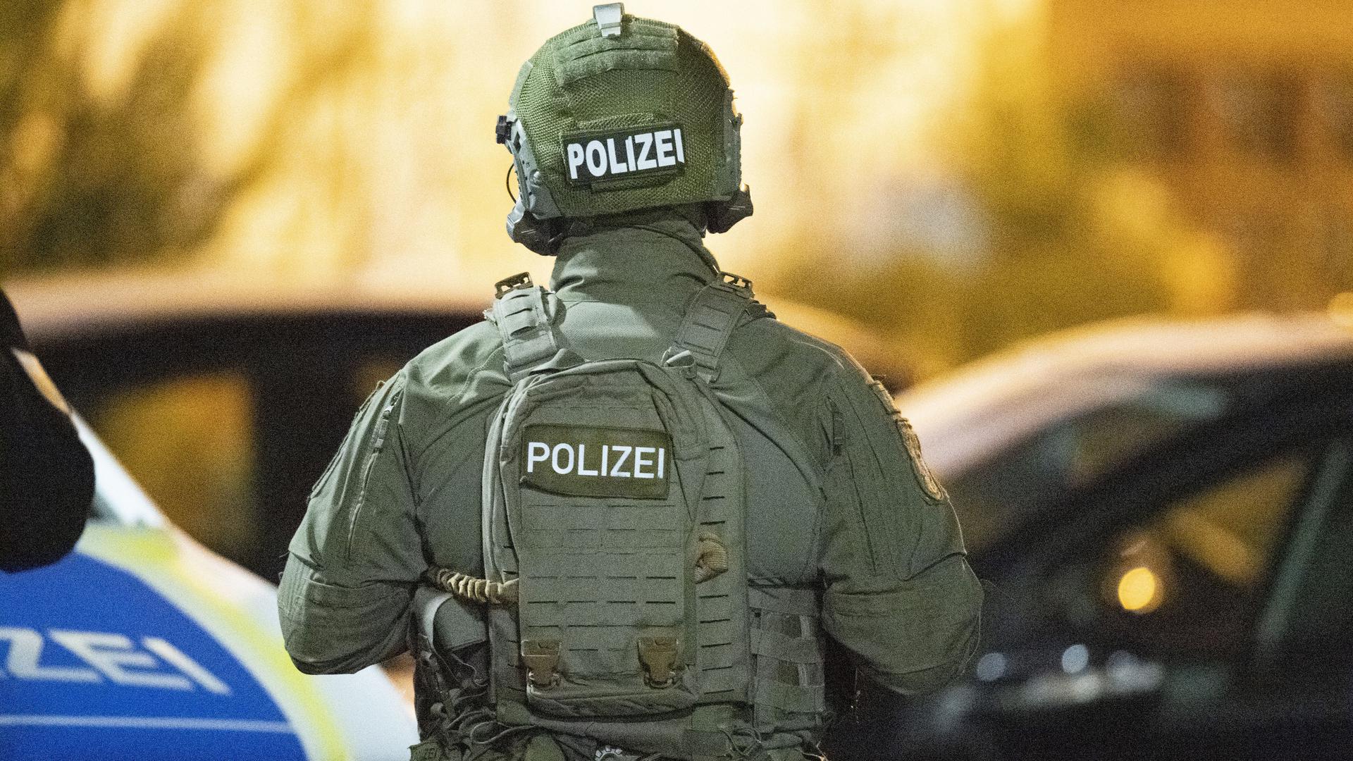 SEK-Beamte sind in der Nähe eines Tatorts im Einsatz. Durch Schüsse sind im hessischen Hanau mehrere Menschen getötet worden. +++ dpa-Bildfunk +++