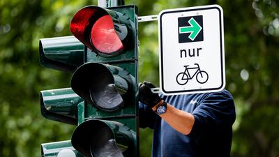 Ein neuer Grünpfeil für Radfahrer wird an einer Ampelanlage angebracht. Auch Karlsruhe möchte solche Schilder anbringen, allerdings ist noch unklar, an welchen Kreuzungen.