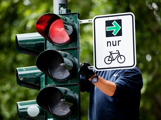 Ein neuer Grünpfeil für Radfahrer wird an einer Ampelanlage angebracht. Auch Karlsruhe möchte solche Schilder anbringen, allerdings ist noch unklar, an welchen Kreuzungen.