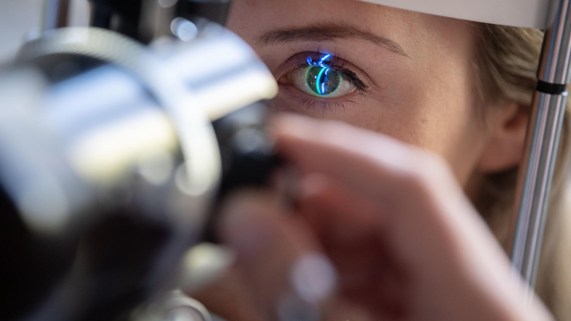 Schleichende Gefahr für das Sehvermögen: Der relativ verbreitete Typ-2-Diabetes kann zu schweren Augenerkrankungen führen. Die Mediziner raten den Betroffenen deswegen, regelmäßige Untersuchungen zu machen.