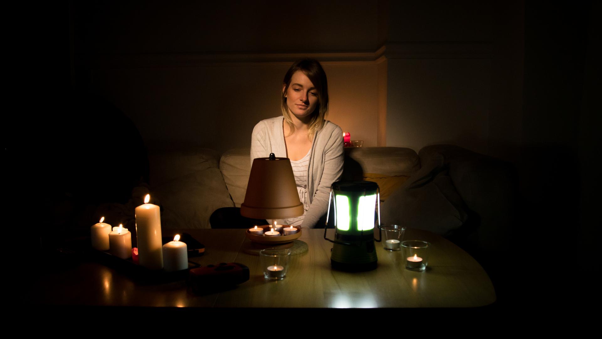 Zum Themendienst-Bericht von Markus Peters vom 9. November 2020: Will man während eines Stromausfalls nicht im Dunkeln sitzen, sollte man daheim immer einen Grundvorrat an Kerzen und Teelichtern haben.