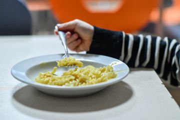 ARCHIV - Ein Kind isst mit einer Gabel Nudeln von einem Teller. In der Corona-Krise haben viele Kleinkinder einer britischen Behörde zufolge vergessen, wie man mit Messer und Gabel isst und manche machen wieder in die Windel, teilte Ofsted (Office for Standards in Education) am 10.11.2020 in London mit. +++ dpa-Bildfunk +++