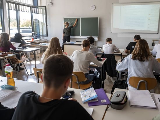 In einer Schule Karlsruhe findet bei geöffnetem Fenster eine Unterrichtsstunde statt.