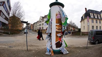 An einer Litfaßsäule in Radebeul hängen am Mittwoch (16.02.2011) bunte Plakatreste herunter. Dem Anschein nach bräuchte diese Säule bald einmal wieder eine "Schönheitspflege". Foto: Arno Burgi dpa/lsn ++ +++ dpa-Bildfunk +++
