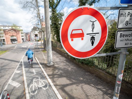 In Mainz hängen bereits Schilder, die das Überholen von Fahrrädern oder Motorrädern verbieten. 