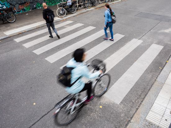 Am 1. September ist der deutsche Tag des Zebrastreifens. Die Regeln für Fußgänger und Fahrradfahrer an solchen Überwegen sind aber nicht allen Verkehrsteilnehmenden klar.