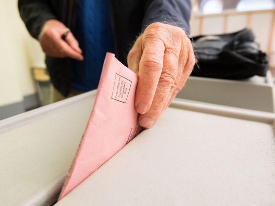Ein Mann wirft seinen Stimmzettel für die Bundestagswahl in eine Urne im Neuen Rathaus. In vielen niedersächsischen Kommunen öffnen haben seit kurzem die Briefwahlstellen geöffnet, in denen Wahlberechtigte ihre Briefwahlunterlagen für die Bundestagswahl und Kommunalwahlen abholen können. Die Stimmzettel können auch vor Ort direkt angekreuzt und die Urnen eingeworfen werden. +++ dpa-Bildfunk +++