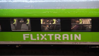 Reisende besteigen im Hauptbahnhof Berlin einen Zug des privaten Unternehmen Flixtrain. 