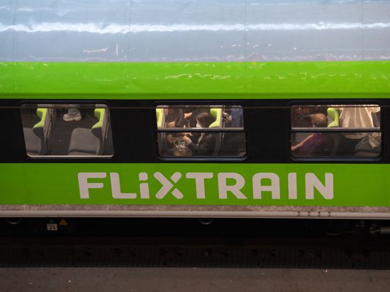 Reisende besteigen im Hauptbahnhof Berlin einen Zug des privaten Unternehmen Flixtrain. 