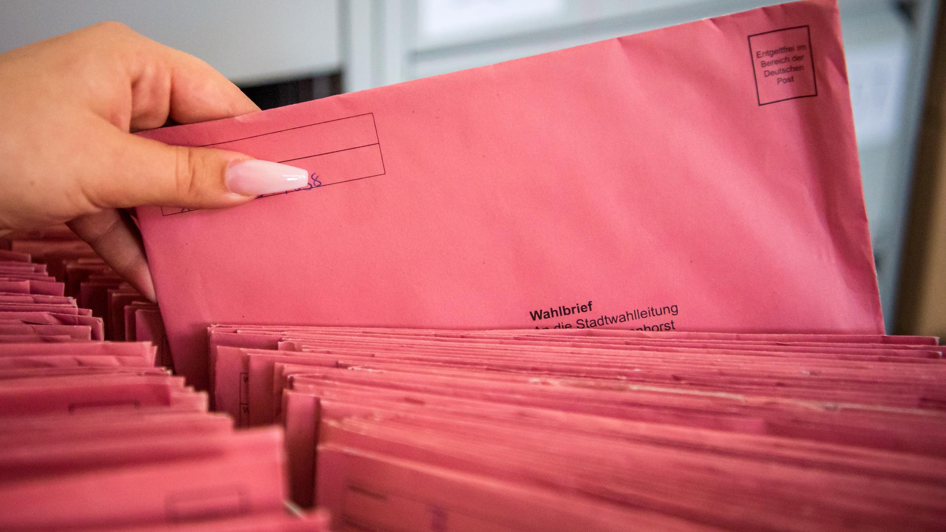 Die per Briefwahl eingegangenen Stimmzettel zur Kommunalwahl werden in der Stadtverwaltung sortiert. +++ dpa-Bildfunk +++