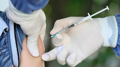 Ein venezolanischer Junge erhält in Cucuta, Kolumbien, eine Dosis des Impfstoffs Sinovac COVID-19. In den vergangenen zwei Wochen hat Kolumbien Tausende von Venezolanern mit COVID-19-Impfstoffen versorgt. +++ dpa-Bildfunk +++