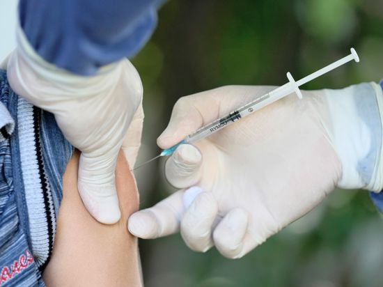 Ein venezolanischer Junge erhält in Cucuta, Kolumbien, eine Dosis des Impfstoffs Sinovac COVID-19. In den vergangenen zwei Wochen hat Kolumbien Tausende von Venezolanern mit COVID-19-Impfstoffen versorgt. +++ dpa-Bildfunk +++