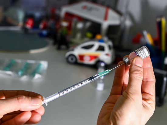 Kinderärztin Lisa Freude bereitet eine Spritze für eine Impfung in einer der fünf Impfstraßen in der Schinkelhalle vor. 