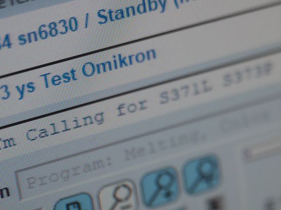 "Test Omikron" steht im Bioscientia MVZ Labor Mittelhessen in einem PCR-Analyse-Programm. Mittels PCR-Corona-Test kann in einer Probe zuverlässig nachgewiesen werden, ob Erreger vorhanden sind. +++ dpa-Bildfunk +++
