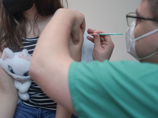 Ein zehnjähriges Mädchen wird in der St. Elisabeth-Kirche gegen das Coronavirus geimpft. Am vergangenen Mittwoch wurde in Berlin mit den Corona-Impfungen für Kinder zwischen fünf und elf Jahren begonnen. 