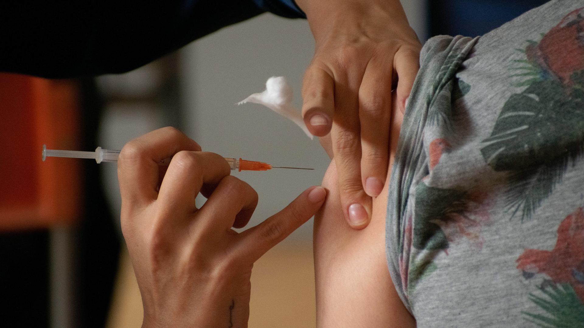 Eine Person erhält ihre vierte Dosis des Corona-Impfstoffs in einem Impfzentrum in Santiago. Chile hat am Montag eine Impfkampagne mit der vierten Impfdosis begonnen, während die Zahl der mit der Omikron-Variante infizierten Menschen zu steigen beginnt. +++ dpa-Bildfunk +++