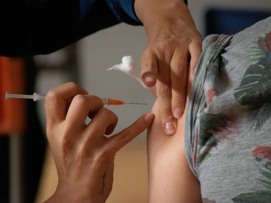 Eine Person erhält ihre vierte Dosis des Corona-Impfstoffs in einem Impfzentrum in Santiago. Chile hat am Montag eine Impfkampagne mit der vierten Impfdosis begonnen, während die Zahl der mit der Omikron-Variante infizierten Menschen zu steigen beginnt. +++ dpa-Bildfunk +++