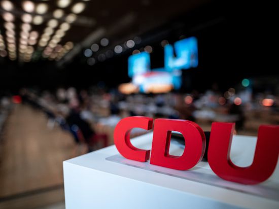 Das Logo der CDU steht auf einem kleinen Podest im Saal. Die Delegiertenversammlung der CDU Nordrhein-Westfalen mit Aufstellung der Kandidatenliste zur Landtagswahl am 15. Mai findet in der Grugahalle in Essen statt. Hendrik Wüst möchte seine Partei als Spitzenkandidat in die Landtagswahl führen. +++ dpa-Bildfunk +++