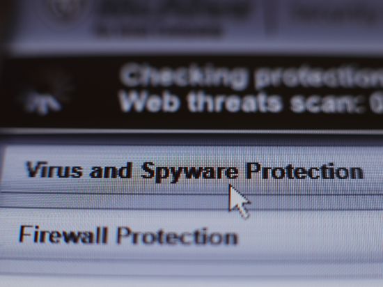 Der Screenshot zeigt ein Sicherheits- Software-Update auf einem Computer in London am 13.05.2017 nach der Cyber-Attacke auf Krankenhäuser des staatlichen Gesundheitsdienses NHS. (Illustration zu : "Cyberprofessor: Hackerabwehr in die Ausbildung aufnehmen") +++ dpa-Bildfunk +++