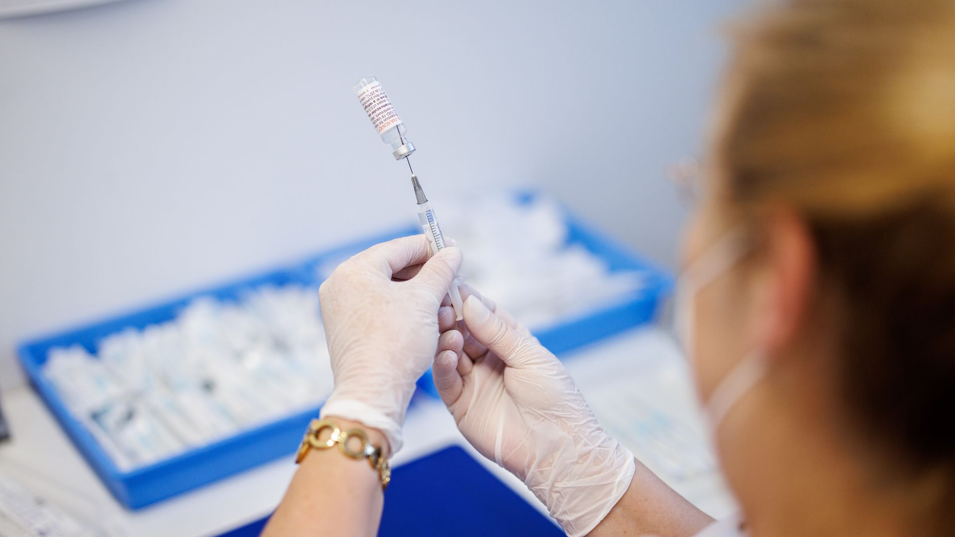 Eine Krankenschwester zieht den Impfstoff Nuvaxovid vom Hersteller Novavax auf eine Spritze auf. +++ dpa-Bildfunk +++