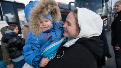 Marina aus Dnipro steht mit ihrem Sohn Bogdan an einem Verteilzentrum an einem Bus Richtung Milan an, wo sie Verwandte hat. Aus der Ukraine sind seit Beginn des russischen Einmarschs mehr als zwei Millionen Menschen geflohen.