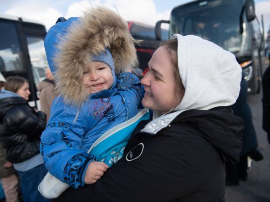 Marina aus Dnipro steht mit ihrem Sohn Bogdan an einem Verteilzentrum an einem Bus Richtung Milan an, wo sie Verwandte hat. Aus der Ukraine sind seit Beginn des russischen Einmarschs mehr als zwei Millionen Menschen geflohen.