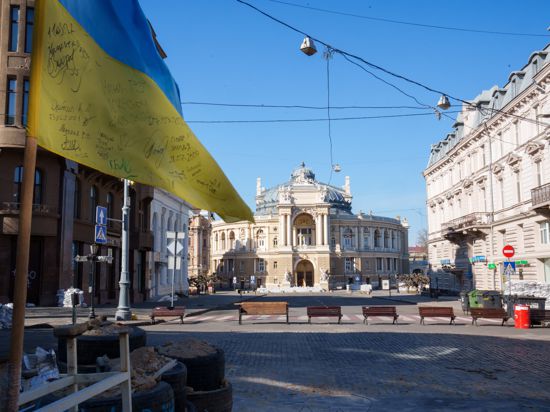 Die Stadt erwacht wieder zum Leben, behält aber weiter ihre Barrikaden im historischen Zentrum. Odessa bereitet sich auf die russische Offensive vor. Ein Teil der Einwohner hat die Stadt bereits verlassen, aber die Verbliebenen bereiten sich auf die Verteidigung der Stadt vor. +++ dpa-Bildfunk +++