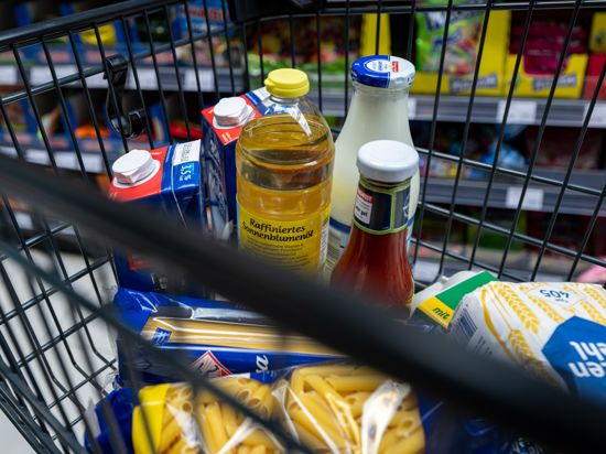 Lebensmittel liegen in einem Einkaufswagen in einem Supermarkt in Leipzig. (zu dpa "Bauern sehen weiter hohe Lebensmittelpreise - «Massive» Mehrkosten") +++ dpa-Bildfunk +++