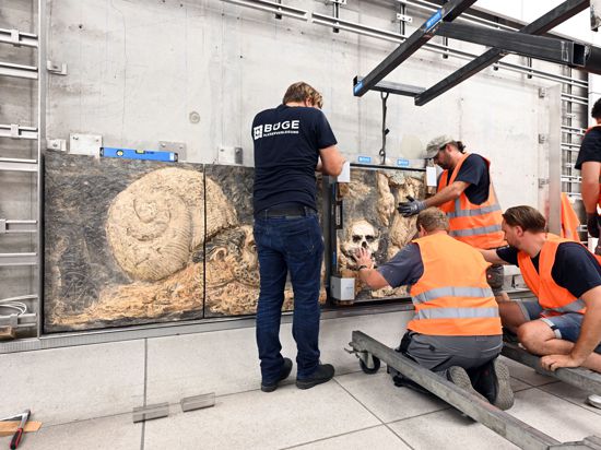 In der Karlsruher U-Bahn installieren Mitarbeiter einer Fachfirma ein Teil des Werks des Künstlers Markus Lüpertz aus zehn bis zu 150 Kilogramm schweren Platten. 