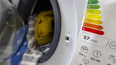 Ein Aufkleber mit Angaben zur Energieeffizienzklasse ist auf einer Waschmaschine angebracht. Die gestiegenen Energiepreise belasten viele Verbraucher. Neben Gas gehen die Strompreise fast etwas unter, doch auch sie haben kräftig angezogen. (zu dpa «Im Schatten vom Gas: So stark steigen die Strompreise für Verbraucher») +++ dpa-Bildfunk +++