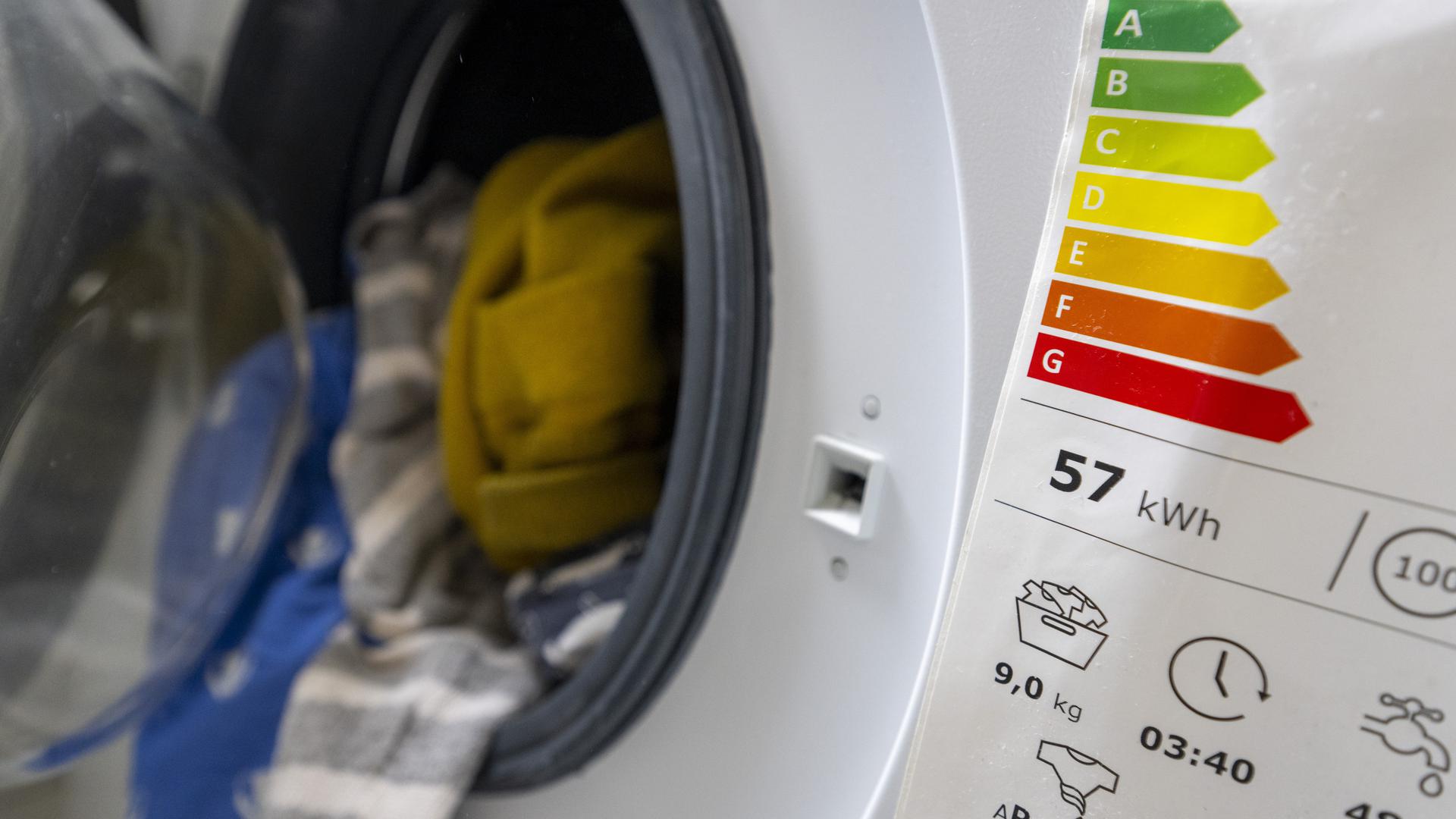 Ein Aufkleber mit Angaben zur Energieeffizienzklasse ist auf einer Waschmaschine angebracht. 
