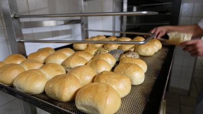 Brötchen in der Bäckerei Rabe. Fürs täglich Brot sorgen Hunderte Handwerksbäcker in Sachsen. Doch angesichts der Preisspirale bei Zutaten und Energie geraten sie immer stärker unter Druck. 