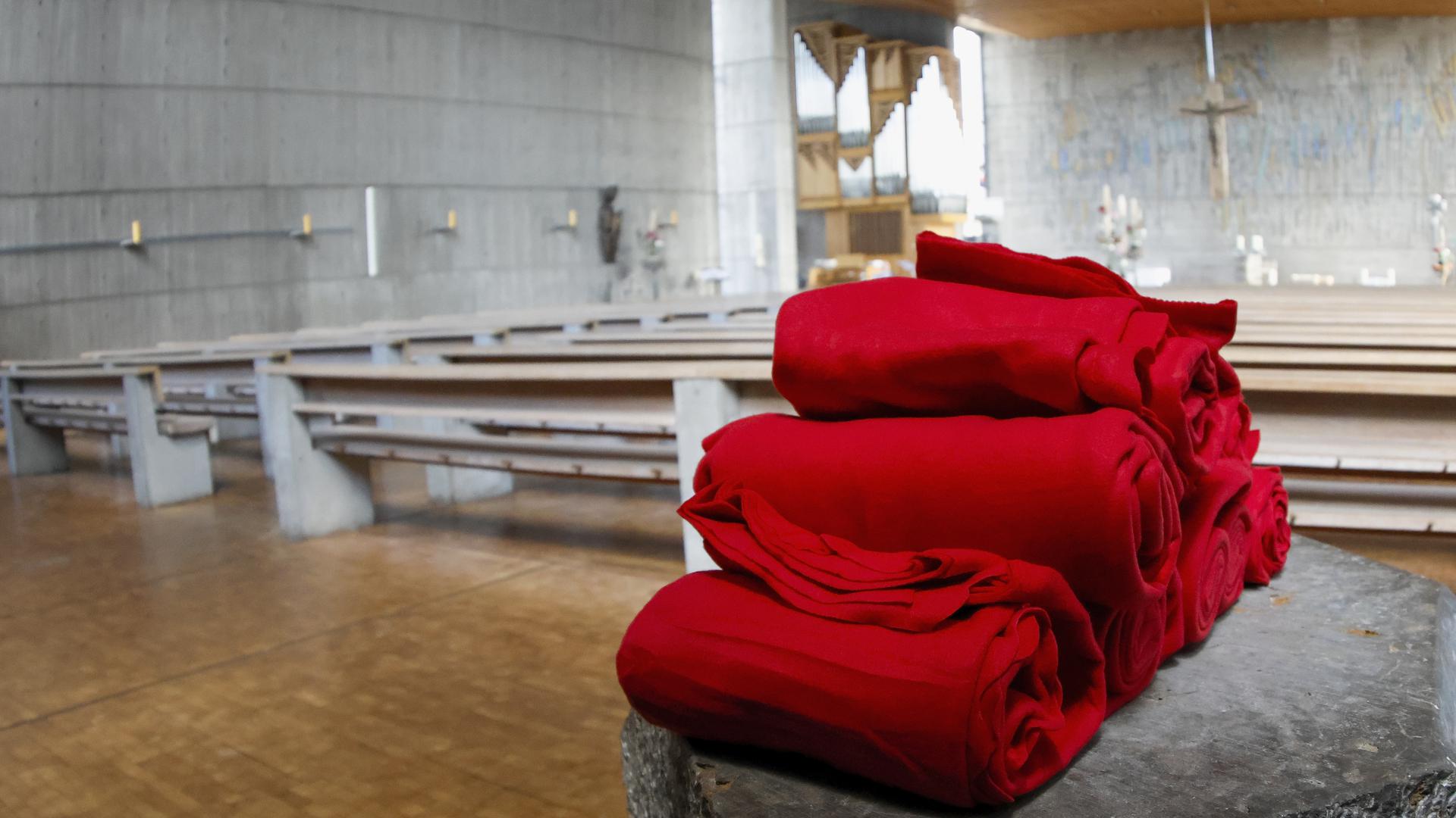 In manchen Karlsruher Kirchengemeinden liegen bereits Fleece-Decken für Gottesdienste während der Energiekrise parat.
