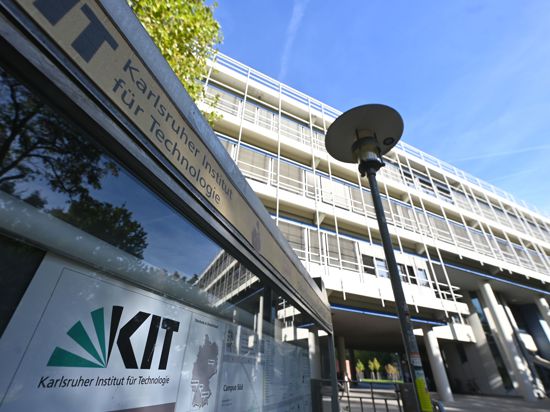 Außenaufnahme der Fakultät für Informatik am Karlsruher Institut für Technologie (KIT). 