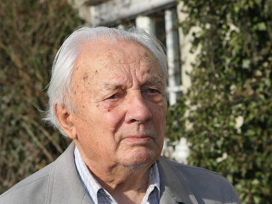 Am 3. 2. 2009 steht der ehemalige Karlsruher Förster Wilhelm Knobloch, bundesweit bekannter Atomkraftgegner der ersten Stunde, in der Waldstadt, wo er seit langer Zeit lebt und einen naturnahen Garten pflegt.