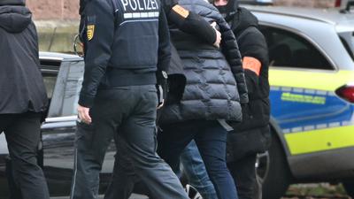 Eine Person (2.v.r.) wird von Polizisten aus einem Hubschrauber gebracht. Die Bundesanwaltschaft hat am Mittwochmorgen mehrere Menschen aus der sogenannten "Reichsbürgerszene" im Zuge einer Razzia festnehmen lassen. Zahlreiche Beamte waren in mehreren Bundesländern im Einsatz, sagte eine Sprecherin der Karlsruher Behörde. Beim Bundesgerichtshof in Karlsruhe sollen die Haftprüfungen stattfinden. +++ dpa-Bildfunk +++