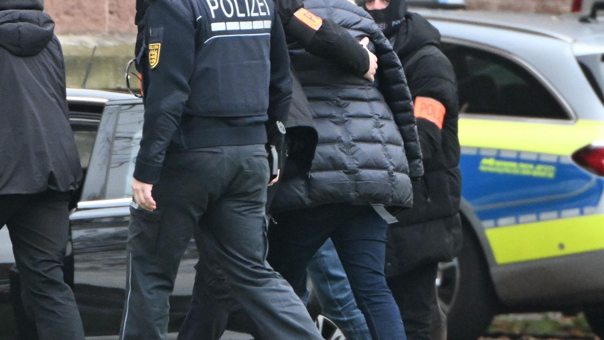 Eine Person (2.v.r.) wird von Polizisten aus einem Hubschrauber gebracht. Die Bundesanwaltschaft hat am Mittwochmorgen mehrere Menschen aus der sogenannten "Reichsbürgerszene" im Zuge einer Razzia festnehmen lassen. Zahlreiche Beamte waren in mehreren Bundesländern im Einsatz, sagte eine Sprecherin der Karlsruher Behörde. Beim Bundesgerichtshof in Karlsruhe sollen die Haftprüfungen stattfinden. +++ dpa-Bildfunk +++