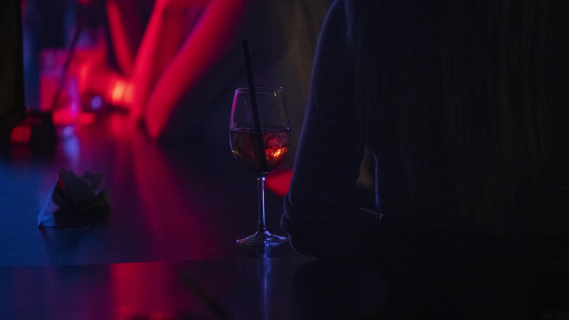 Ein Drink steht unbeobachtet auf einem Tisch im Club. 