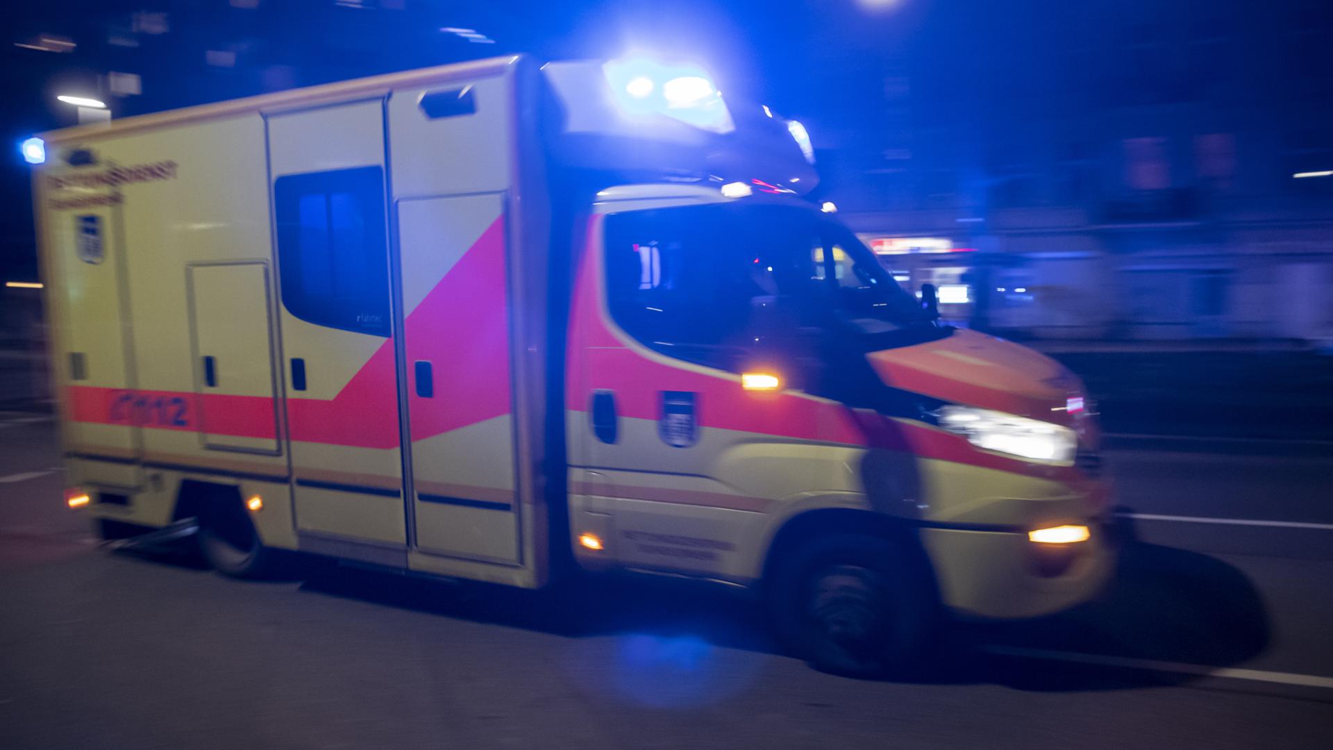 Ein Rettungswagen fährt mit Blaulicht nachts durch die Stadt. (zu dpa "Notärzte kritisieren mehr Missbrauch des Notrufs für Bagatellen") +++ dpa-Bildfunk +++