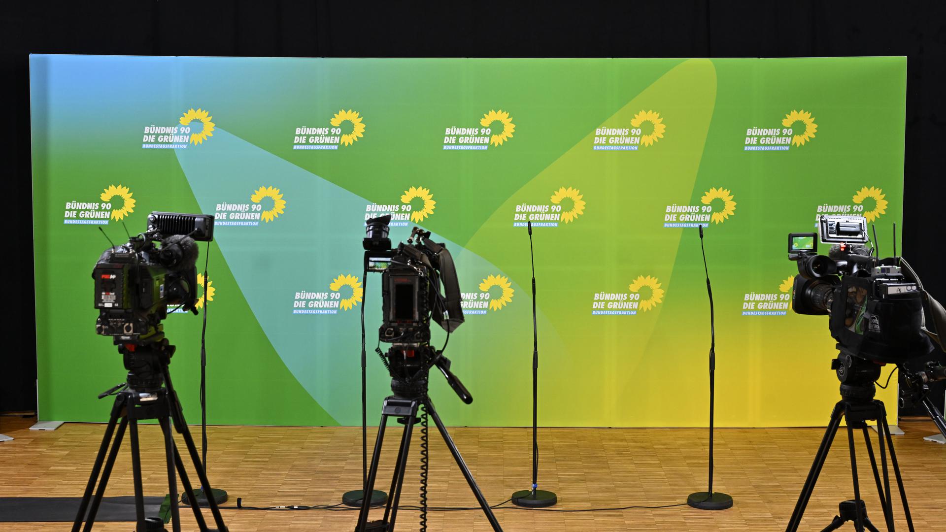 Mikrofone stehen im Pressezentrum von Bündnis 90/Die Grünen