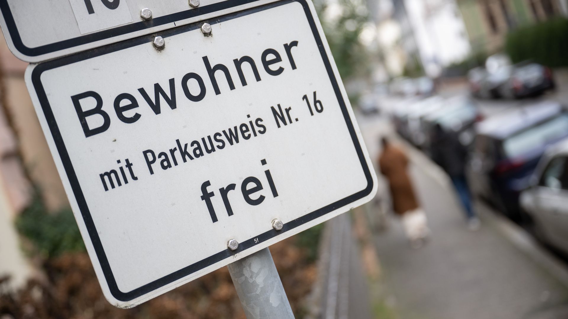 „Bewohner mit Parkausweis Nr. 16 frei“ steht auf einem Schild. 