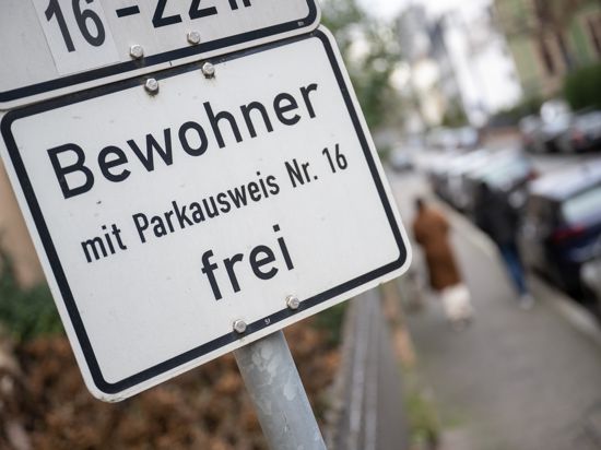 "Bewohner mit Parkausweis Nr. 16 frei" steht auf einem Schild. 