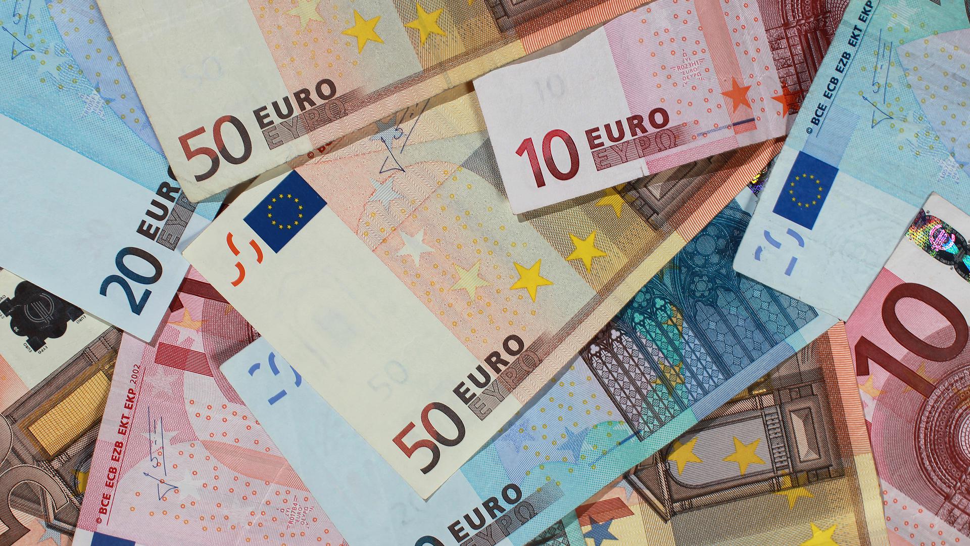 Haushalt Karlsruhe: Auf dem Bild liegen Banknoten von 50, 20 und 10 Euro auf einem Haufen. 