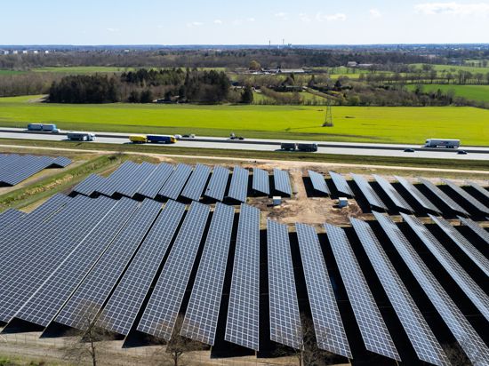 Eine neue Solaranlage steht neben Feldern und der Autobahn bei Neumünster. Ein 40 Hektar großer-Solarpark in Schleswig-Holstein soll den Grünstromanteil im Netz der Deutschen Bahn erhöhen. (zu dpa «Bahn nimmt 40-Hektar-Solarpark in Schleswig-Holstein in Betrieb») +++ dpa-Bildfunk +++