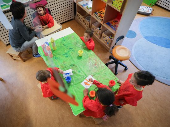 Kinder malen in ihrem Gruppenraum in der Elbkinder-Kita Uffelnsweg. In der 2003 gegründeten Kita auf der Veddel werden bis zu 130 Kinder vom Krippen- bis zum Vorschulalter betreut. +++ dpa-Bildfunk +++
