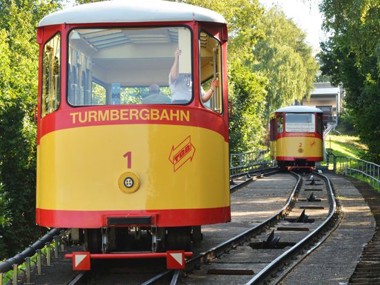Die Turmbergbahn in Karlsruhe (Baden-Württemberg), aufgenommen am 06.09.2013. Die Bahn auf dem Karlsruher Turmberg ist in Deutschland die älteste Standseilbahn in Betrieb. Das 125-jährige Jubiläum der beliebten Ausflugsbahn, die seit 1888 Gäste befördert, feiern die Verkehrsbetriebe Karlsruhe (VBK) am kommenden Sonntag, 8. September. Foto: Uli Deck/dpa ++ +++ dpa-Bildfunk +++
