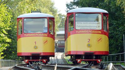 Die Turmbergbahn in Karlsruhe (Baden-Württemberg), aufgenommen am 06.09.2013. Die Bahn auf dem Karlsruher Turmberg ist in Deutschland die älteste Standseilbahn in Betrieb. Das 125-jährige Jubiläum der beliebten Ausflugsbahn, die seit 1888 Gäste befördert, feiern die Verkehrsbetriebe Karlsruhe (VBK) am kommenden Sonntag, 8. September. Foto: Uli Deck/dpa ++ +++ dpa-Bildfunk +++